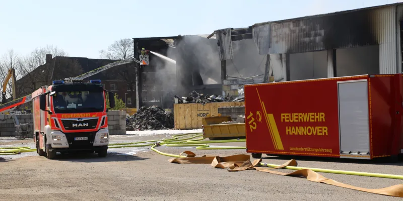 Die Feuerwehr Hannover l&ouml;scht eine brennende Lagerhalle